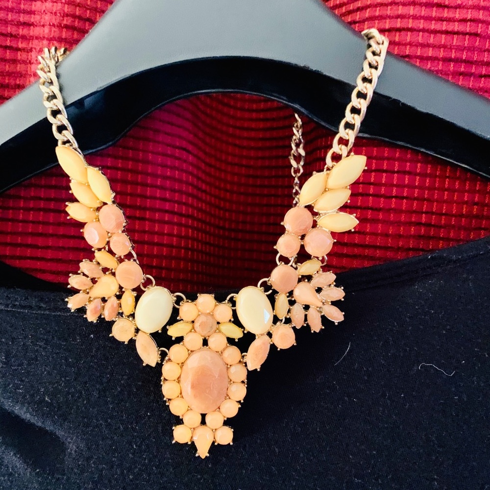 NWOT New Sara bella floral rhinestone necklace